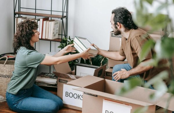 könyvek pakolása költöztetése