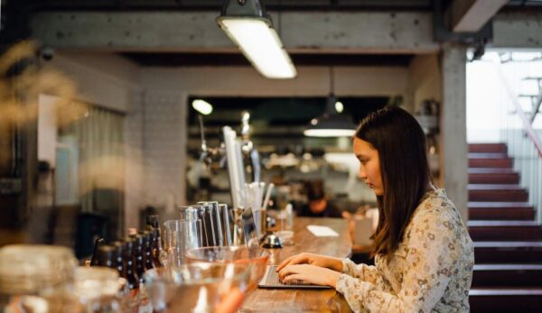 vendéglátó szoftver