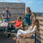 Beszélgetés a teraszon napsütésben a barátokkal