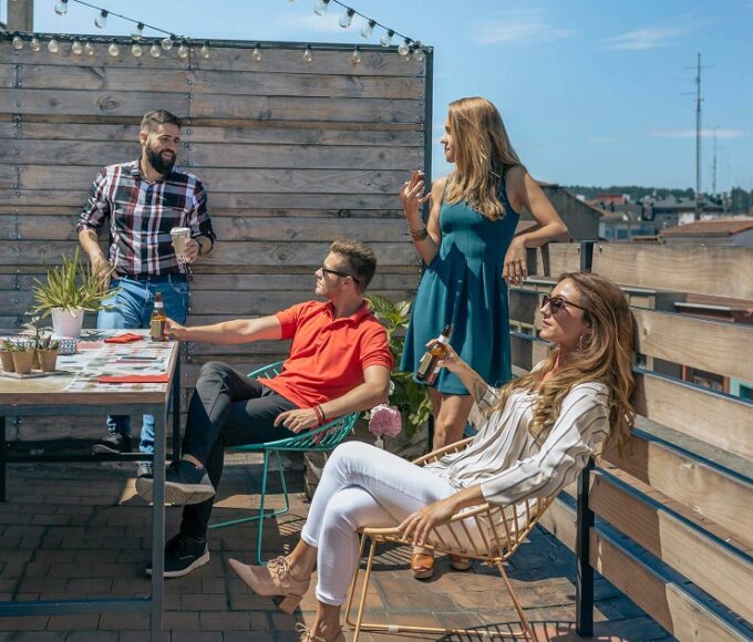 Beszélgetés a teraszon napsütésben a barátokkal