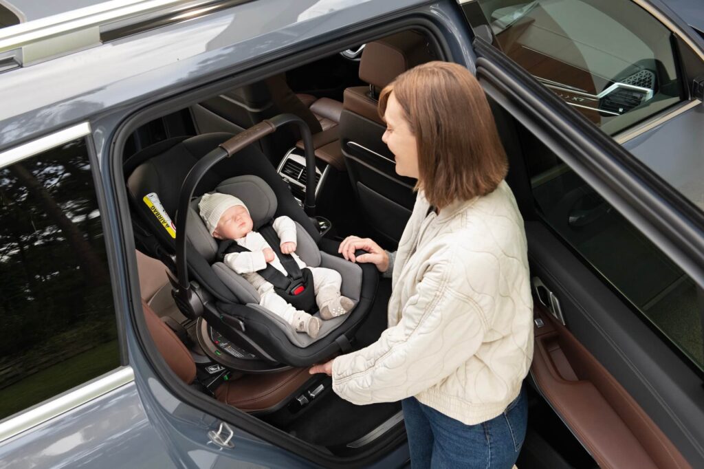 babülés alvás az autóban 